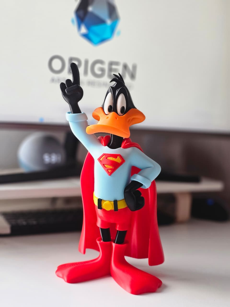 Figura Decorativa Pato Lucas Superman 30 cm | Edición Coleccionable en PLA