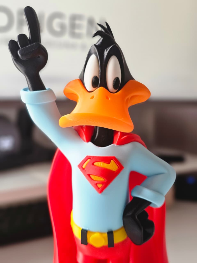 Figura Decorativa Pato Lucas Superman 30 cm | Edición Coleccionable en PLA