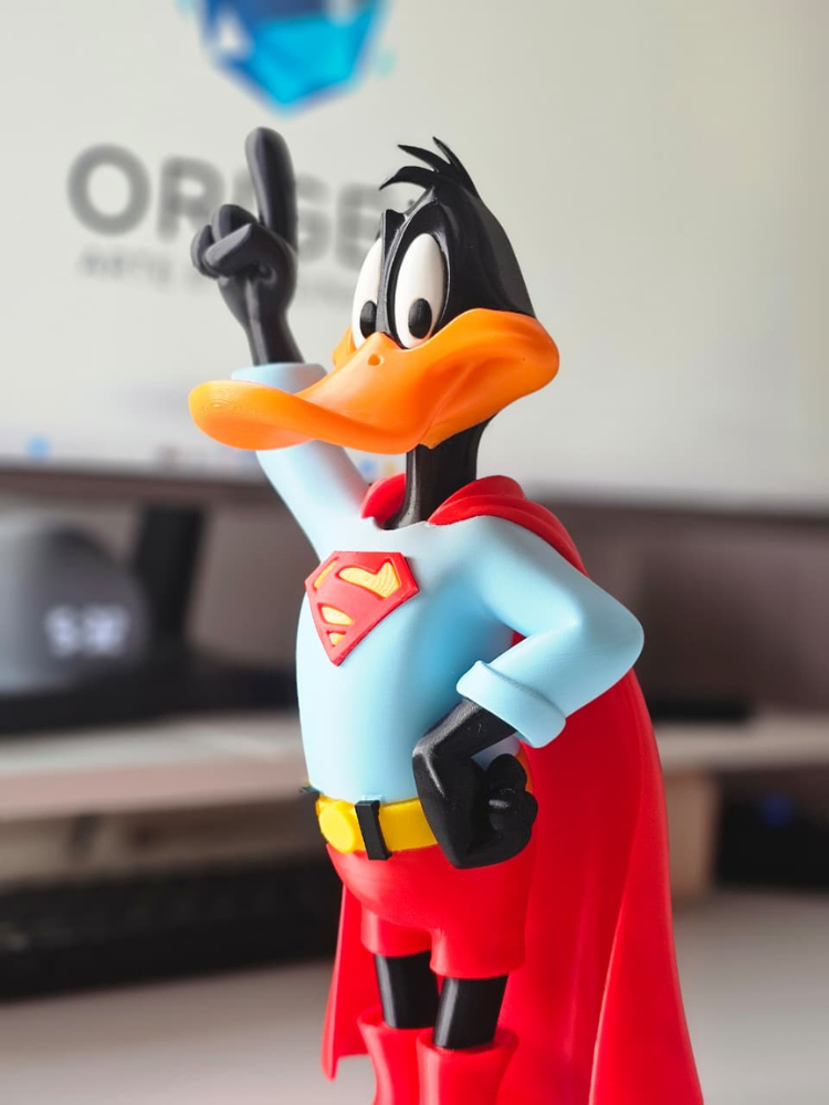 Figura Decorativa Pato Lucas Superman 30 cm | Edición Coleccionable en PLA