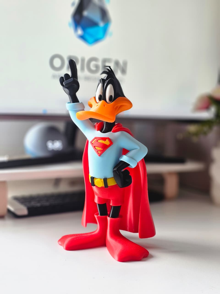 Figura Decorativa Pato Lucas Superman 30 cm | Edición Coleccionable en PLA